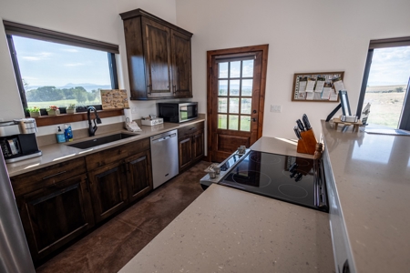 Colorado Short Term Rental Homes on 40 Acres - image 12