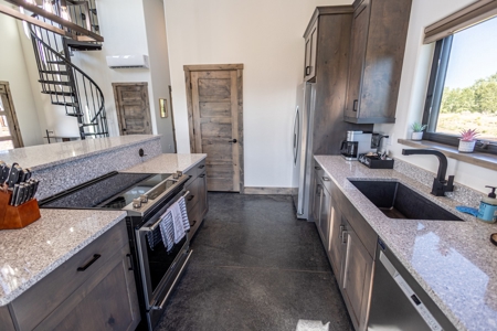 Colorado Short Term Rental Homes on 40 Acres - image 24