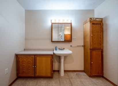 Harlan, Ia -4 Bedroom Family Home With Extra Garage Storage - image 17