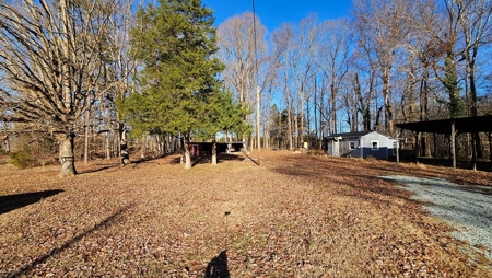 Lakefront Paradise: 4-Building Retreat Near Kerr Lake, VA - image 8