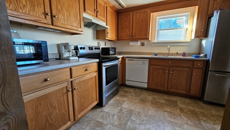 Lakefront Paradise: 4-Building Retreat Near Kerr Lake, VA - image 44