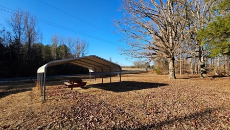 Lakefront Paradise: 4-Building Retreat Near Kerr Lake, VA - image 9