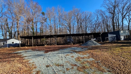 Lakefront Paradise: 4-Building Retreat Near Kerr Lake, VA - image 6