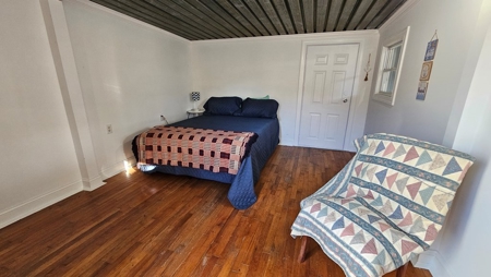 Lakefront Paradise: 4-Building Retreat Near Kerr Lake, VA - image 18