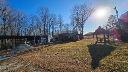 Lakefront Paradise: 4-Building Retreat Near Kerr Lake, VA - image 5
