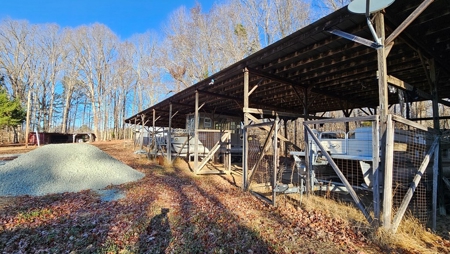 Lakefront Paradise: 4-Building Retreat Near Kerr Lake, VA - image 11