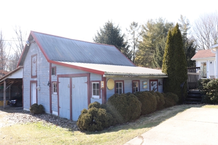 Ranch Home on Large Lot With Barn For Sale in Croton, Ohio! - image 2