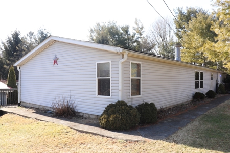Ranch Home on Large Lot With Barn For Sale in Croton, Ohio! - image 3