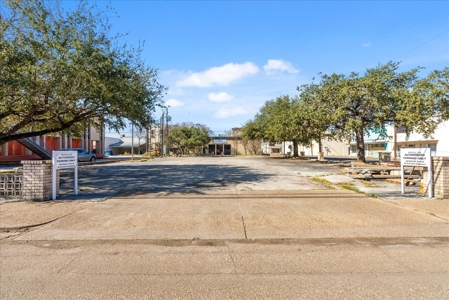 Prime Commercial Property in Downtown Beeville, Texas - image 2