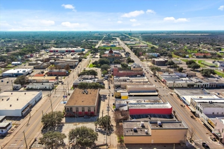 Prime Commercial Property in Downtown Beeville, Texas - image 44