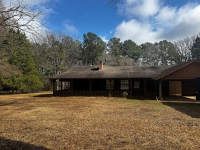 Log Home on 6.06 acres in Hughes Springs Texas - image 1