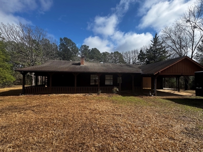 Log Home on 6.06 acres in Hughes Springs Texas - image 2