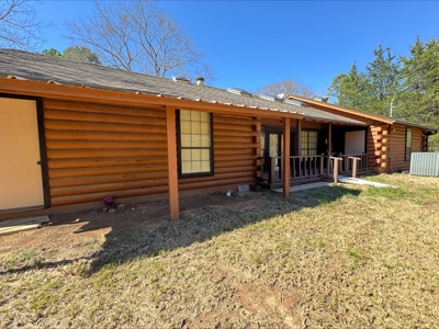 Log Home on 6.06 acres in Hughes Springs Texas - image 9