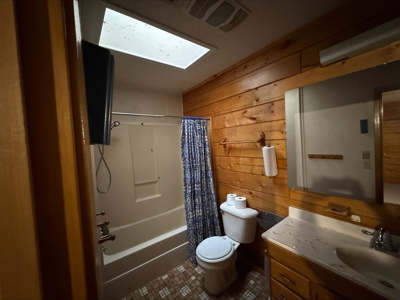 Log Home on 6.06 acres in Hughes Springs Texas - image 18