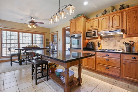 Luxury Home in the Prestigious Country Club Community - image 15