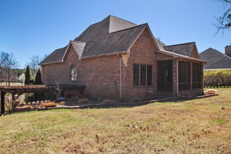 Luxury Home in the Prestigious Country Club Community - image 37