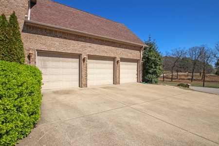 Luxury Home in the Prestigious Country Club Community - image 39