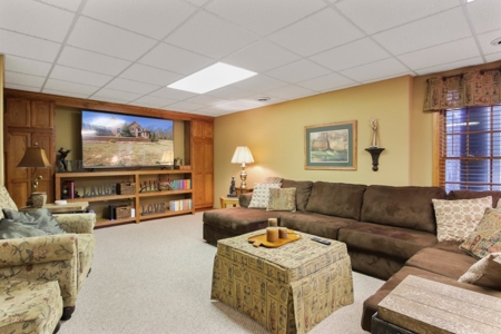 Luxury Home in the Prestigious Country Club Community - image 32