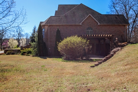 Luxury Home in the Prestigious Country Club Community - image 35