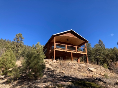 Charming Off-Grid One-Bedroom Cabin Near Chama NM - image 1