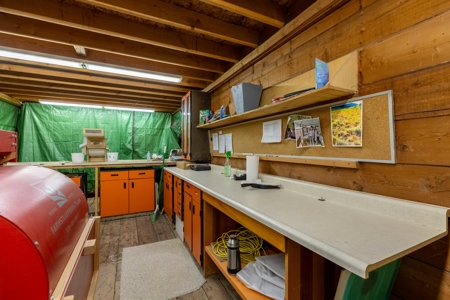 Eastern Oregon Commercial Building with Living Space - image 4