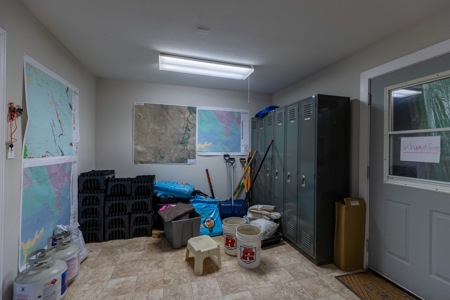 Eastern Oregon Commercial Building with Living Space - image 13