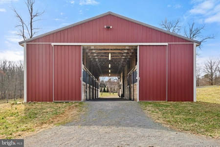 Equestrian Paradise: 20.5 Acres of Pure Virginia Countryside - image 39