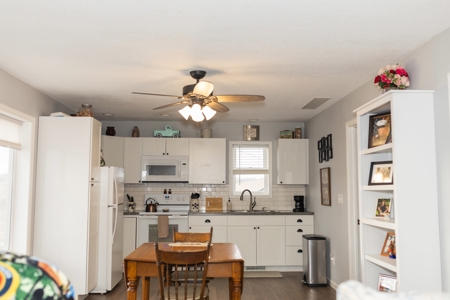 Charming Country Home with Guest House Near Sundown Lake - image 29