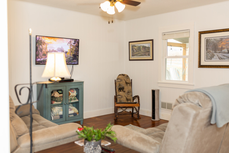 Charming Country Home with Guest House Near Sundown Lake - image 10