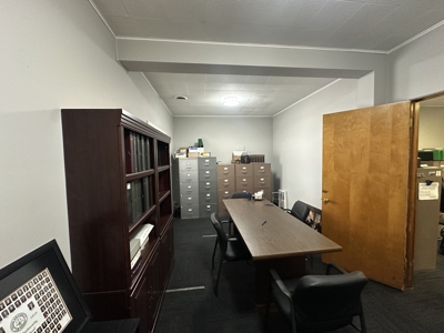 Commercial Property with Office, Apartment, and Storage Space – Prime Location - image 10