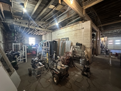 Commercial Property with Office, Apartment, and Storage Space – Prime Location - image 42