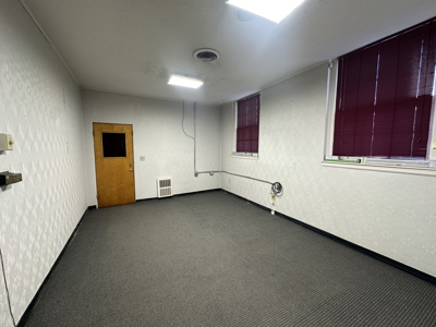 Commercial Property with Office, Apartment, and Storage Space – Prime Location - image 16
