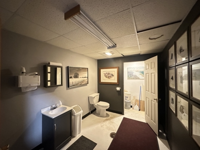 Commercial Property with Office, Apartment, and Storage Space – Prime Location - image 20
