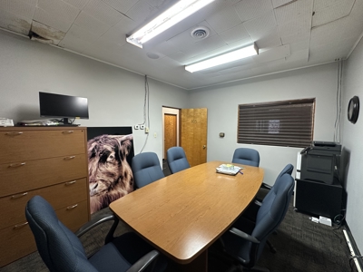 Commercial Property with Office, Apartment, and Storage Space – Prime Location - image 18