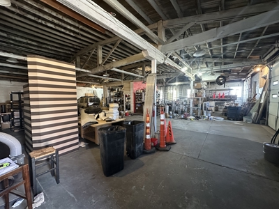Commercial Property with Office, Apartment, and Storage Space – Prime Location - image 40