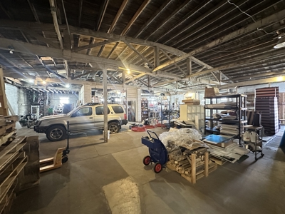 Commercial Property with Office, Apartment, and Storage Space – Prime Location - image 43