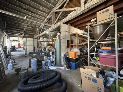 Commercial Property with Office, Apartment, and Storage Space – Prime Location - image 41