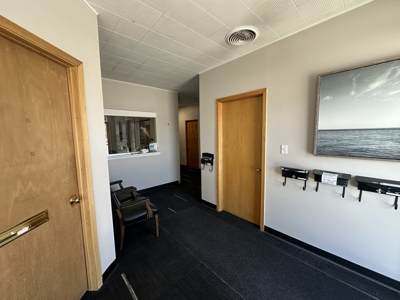 Commercial Property with Office, Apartment, and Storage Space – Prime Location - image 3