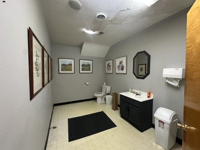 Commercial Property with Office, Apartment, and Storage Space – Prime Location - image 21
