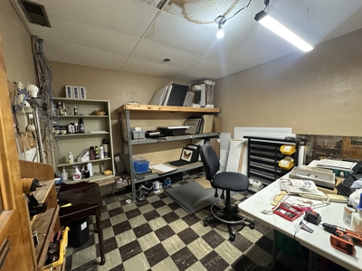Commercial Property with Office, Apartment, and Storage Space – Prime Location - image 37