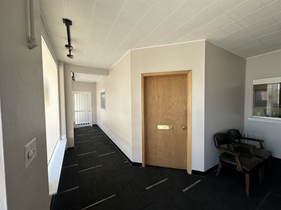 Commercial Property with Office, Apartment, and Storage Space – Prime Location - image 9
