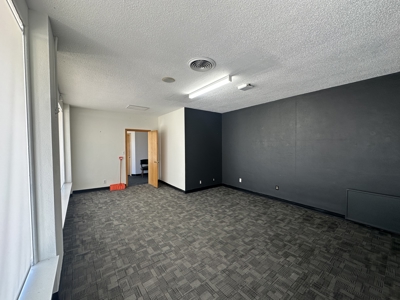 Commercial Property with Office, Apartment, and Storage Space – Prime Location - image 8