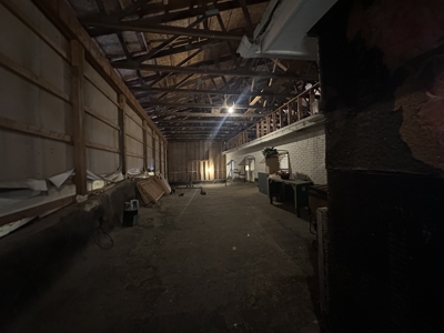 Commercial Property with Office, Apartment, and Storage Space – Prime Location - image 36