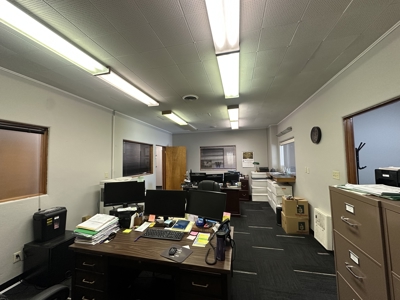 Commercial Property with Office, Apartment, and Storage Space – Prime Location - image 11