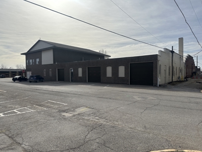 Commercial Property with Office, Apartment, and Storage Space – Prime Location - image 46