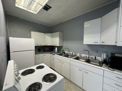 Commercial Property with Office, Apartment, and Storage Space – Prime Location - image 7