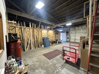 Commercial Property with Office, Apartment, and Storage Space – Prime Location - image 38