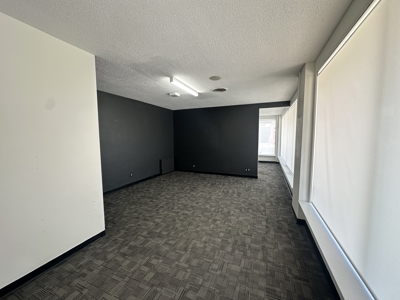 Commercial Property with Office, Apartment, and Storage Space – Prime Location - image 4