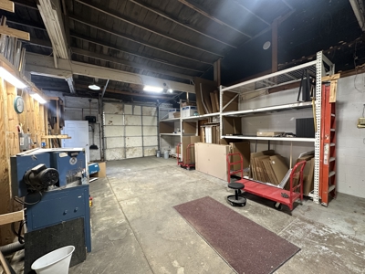 Commercial Property with Office, Apartment, and Storage Space – Prime Location - image 39