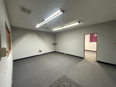 Commercial Property with Office, Apartment, and Storage Space – Prime Location - image 14